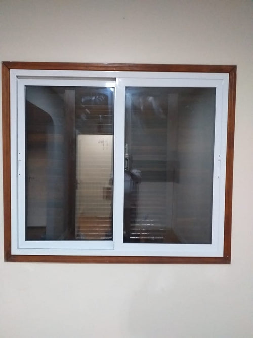 Janela acústica instalada com moldura de madeira